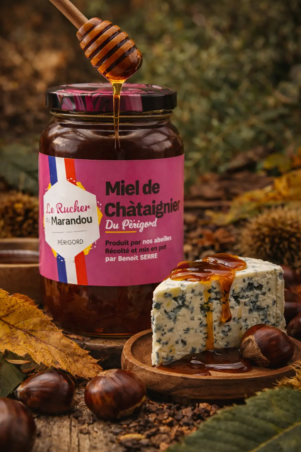 Pot de miel de châtaignier du Périgord du Rucher du Marandou avec fromage bleu et châtaignes en mise en scène gourmande