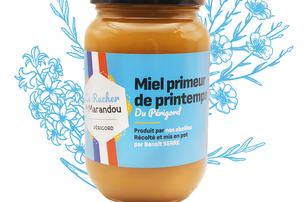 Miel primeur de printemps du Périgord dans un pot en verre, texture claire et crémeuse, fond illustré de fleurs printanières.