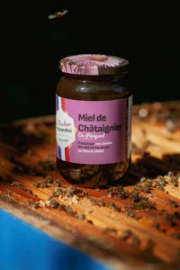 Miel de châtaignier du Périgord sur ruche avec abeilles – apiculteur en Dordogne