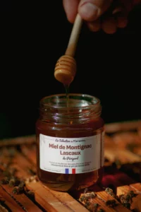 Miel de printemps du Périgord dégusté à la cuillère – apiculteur en Dordogne