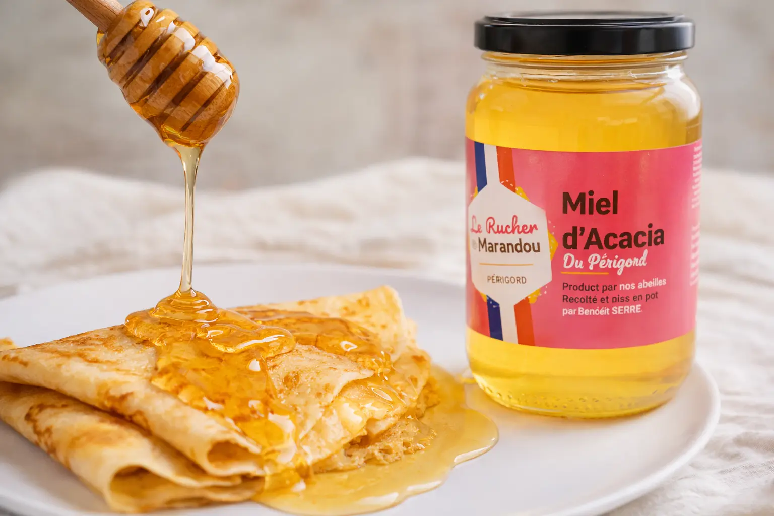 Crêpe au miel d’acacia du Périgord – Le Rucher du Marandou Crêpe nappée de miel d’acacia du Périgord avec pot du Rucher du Marandou