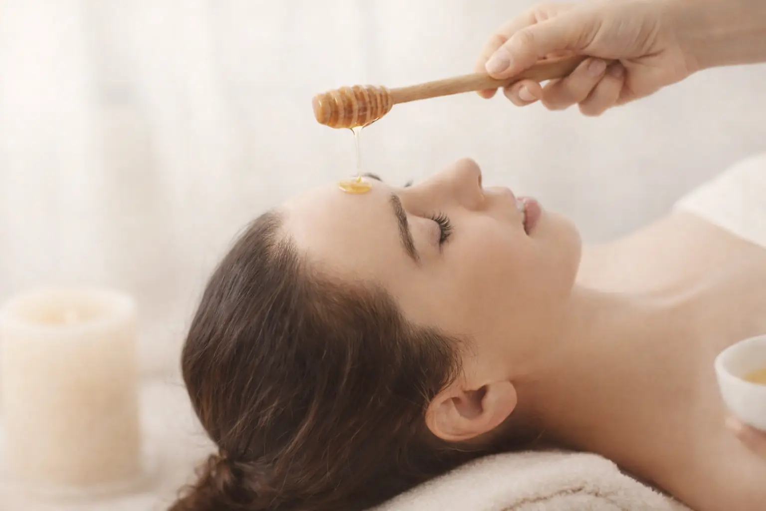 Masque visage naturel au miel cru appliqué sur la peau pour illustrer les bienfaits du miel pour la peau