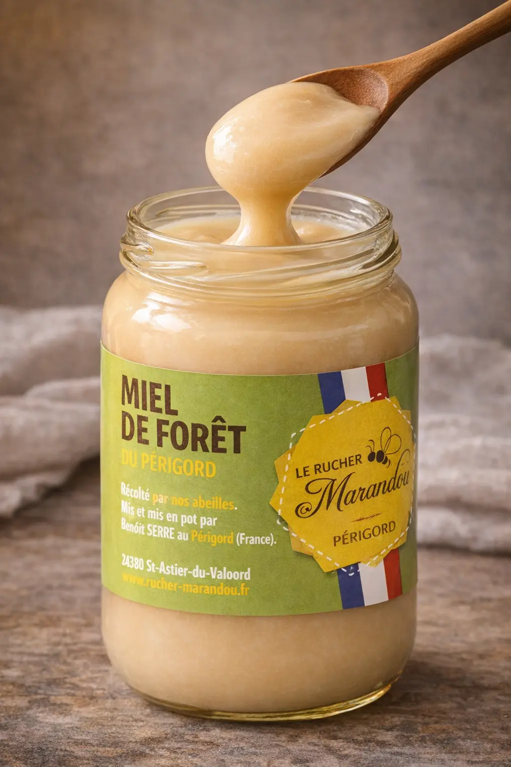 Miel de Forêt du Périgord - phase cremeuse Pot de miel de forêt du Périgord en version crémeuse avec texture lisse et onctueuse