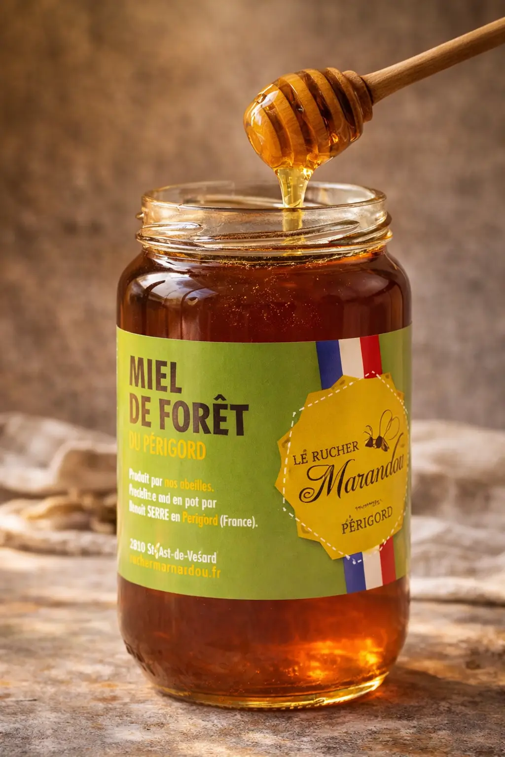 Miel de Forêt du Périgord - phase liquide Pot de miel de forêt du Périgord du Rucher du Marandou avec filet de miel liquide