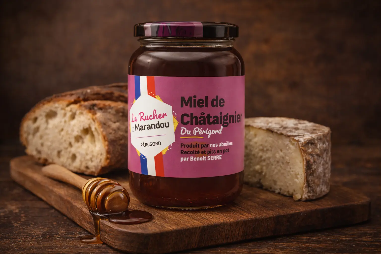 Miel de châtaignier du Périgord – Mise en scène gourmande Pot de miel de châtaignier du Périgord Le Rucher du Marandou avec pain rustique et fromage