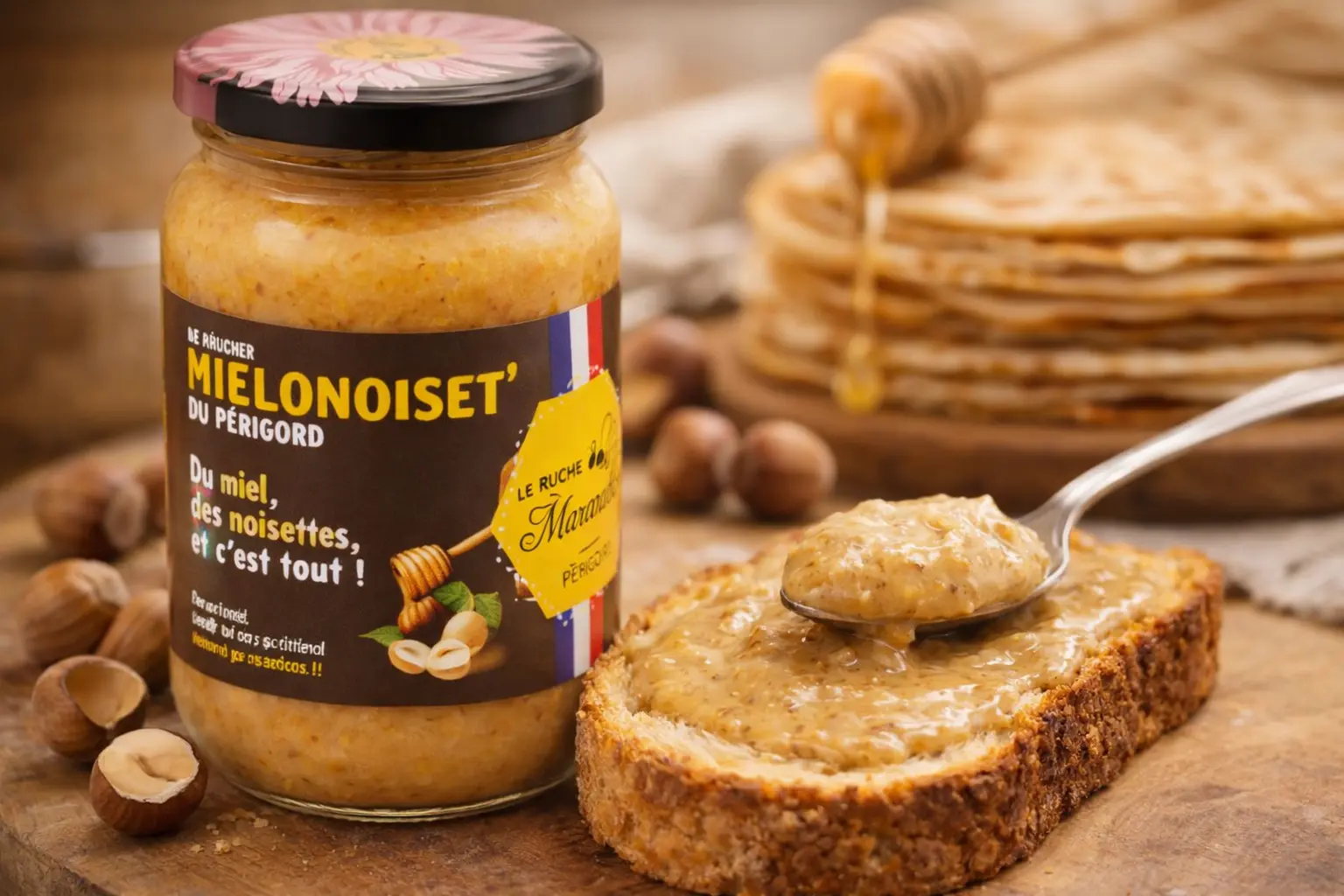 Mielonoiset' du Périgord et pain Mielonoiset’ du Périgord en pot, pâte à tartiner au miel et noisettes, présenté sur une tartine avec noisettes entières