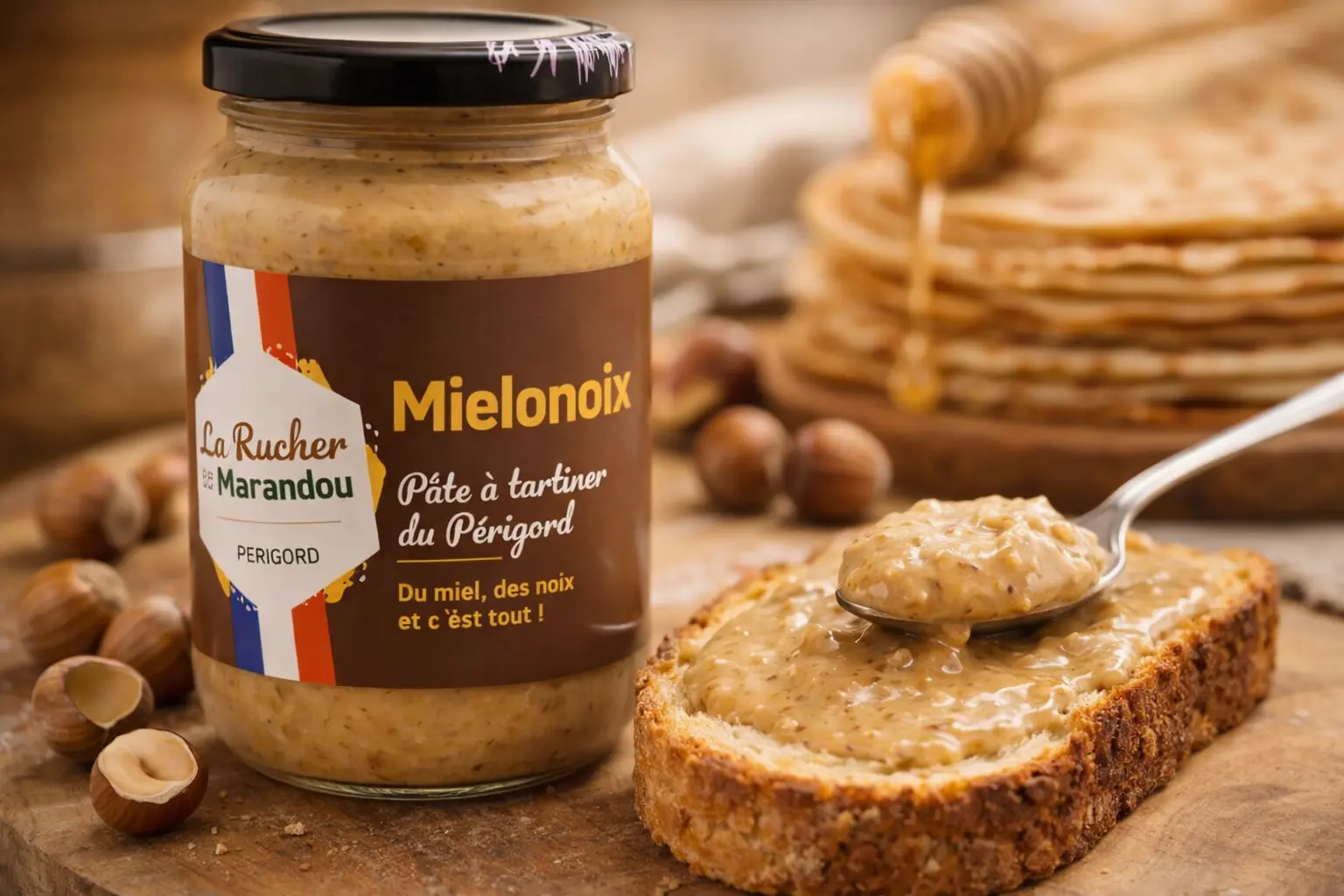 Pâte à tartiner Mielonoix du Périgord sur tartine avec éclats de noix – Rucher du Marandou