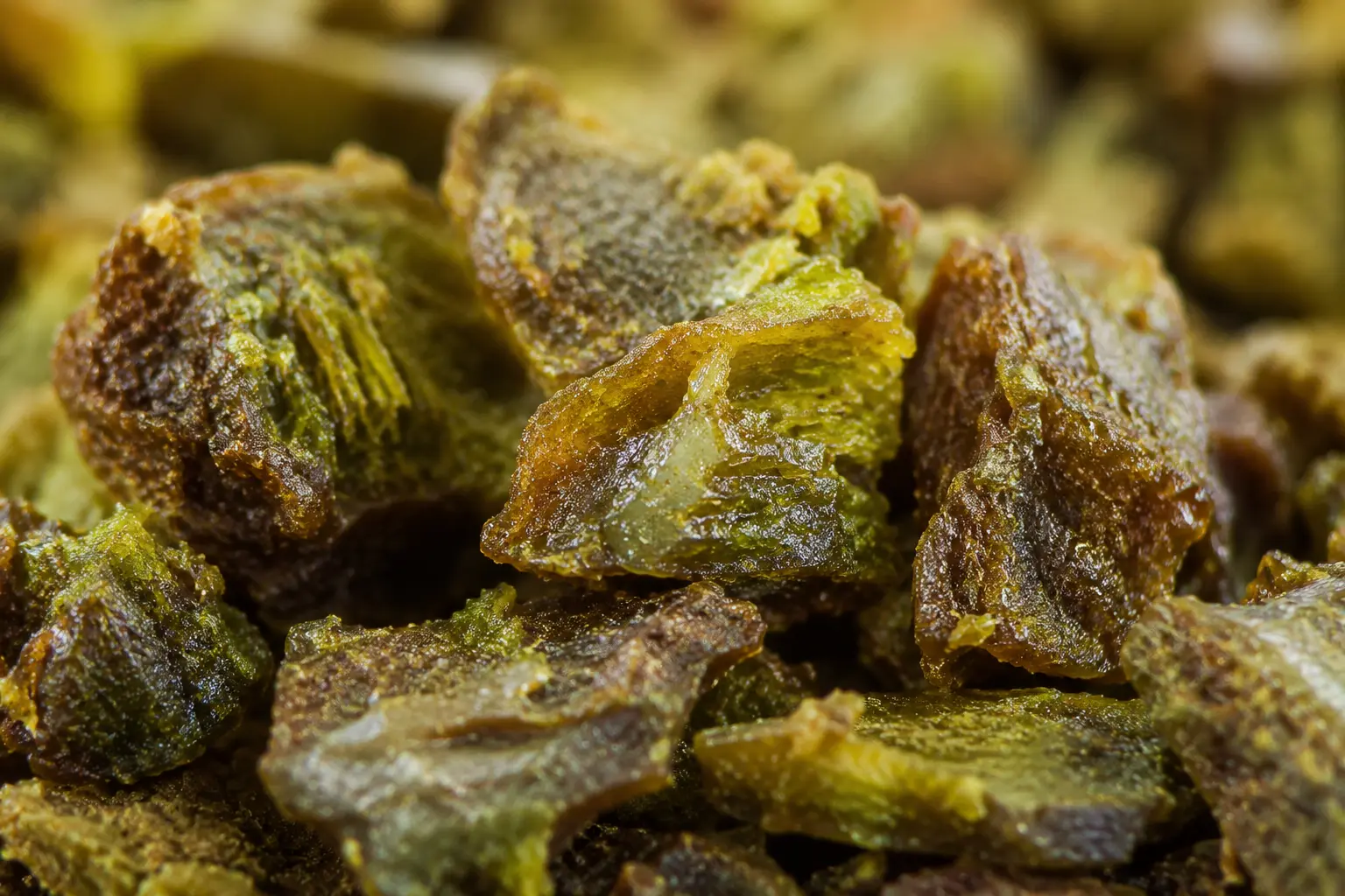 Propolis verte en macro Macro de propolis verte montrant sa texture résineuse naturelle