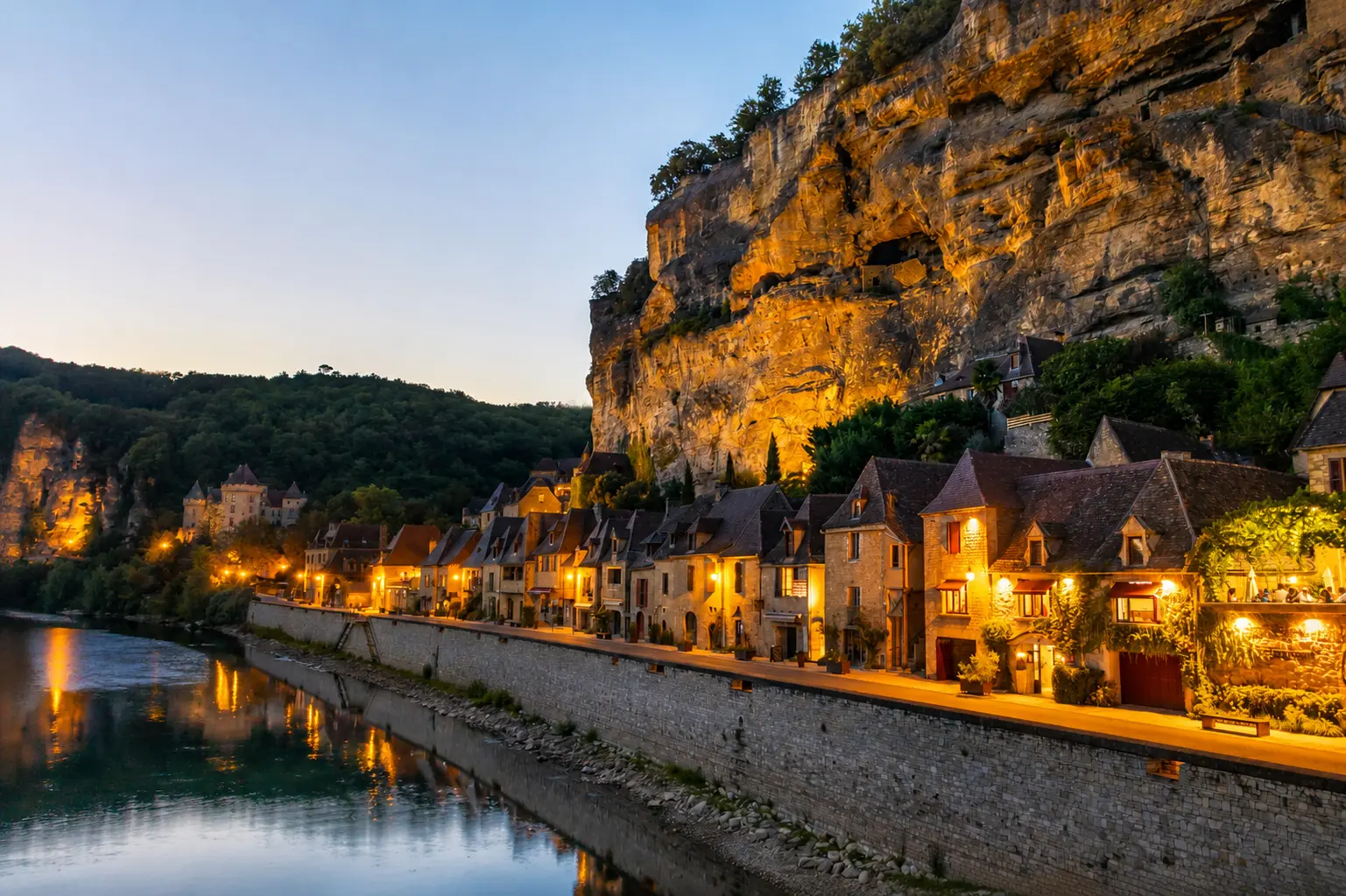 La Roque-Gageac, l'un des joyaux du Périgord Noir La Roque-Gageac illuminée au coucher du soleil dans la vallée de la Dordogne