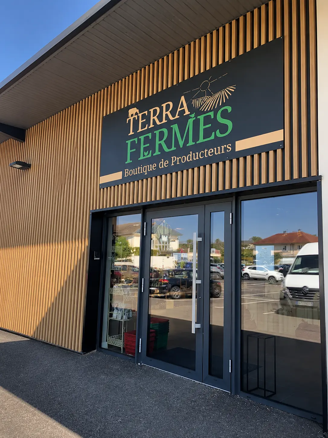 Entrée du magasin Terra Fermes à Terrasson-Lavilledieu, boutique de producteurs où retrouver les miels du Rucher du Marandou.