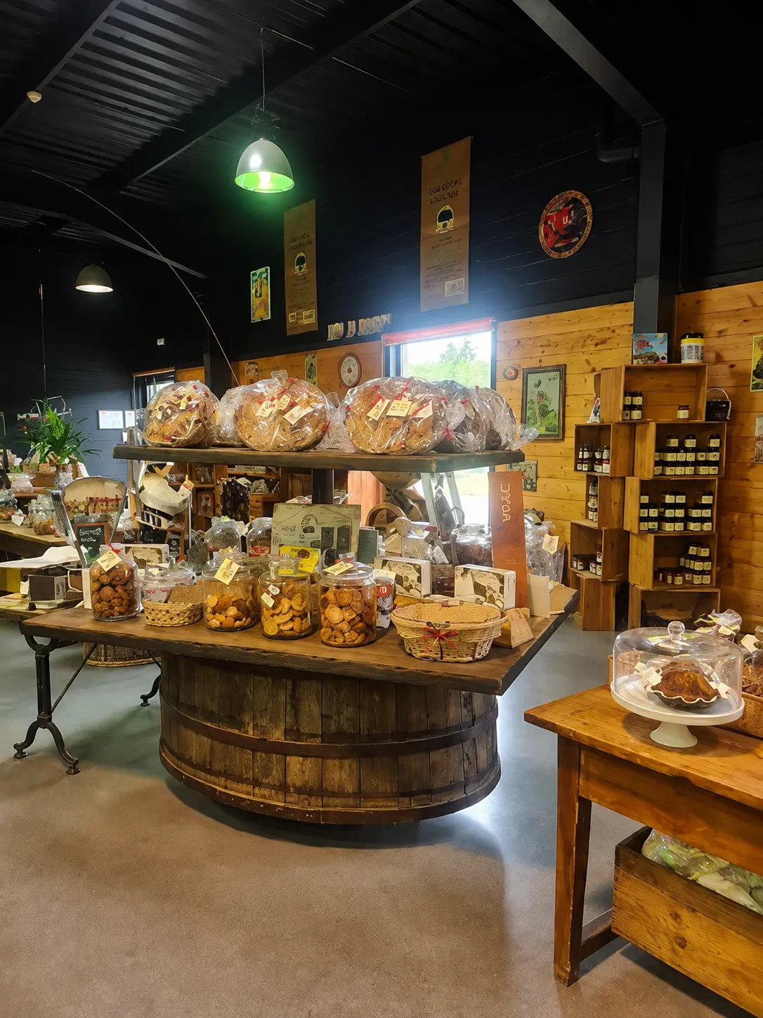 Boutique gourmande de la biscuiterie Lou Cocal à Sarlat présentant ses biscuits, spécialités artisanales et produits du terroir.