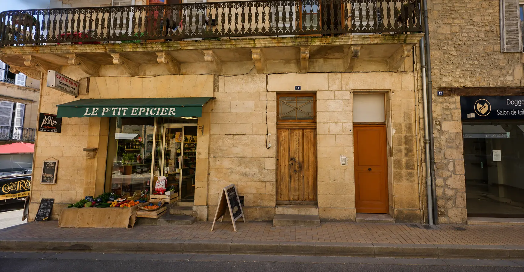 Façade du P'tit Épicier à Montignac-Lascaux, commerce de proximité partenaire du Rucher du Marandou proposant notre miel artisanal du Périgord.