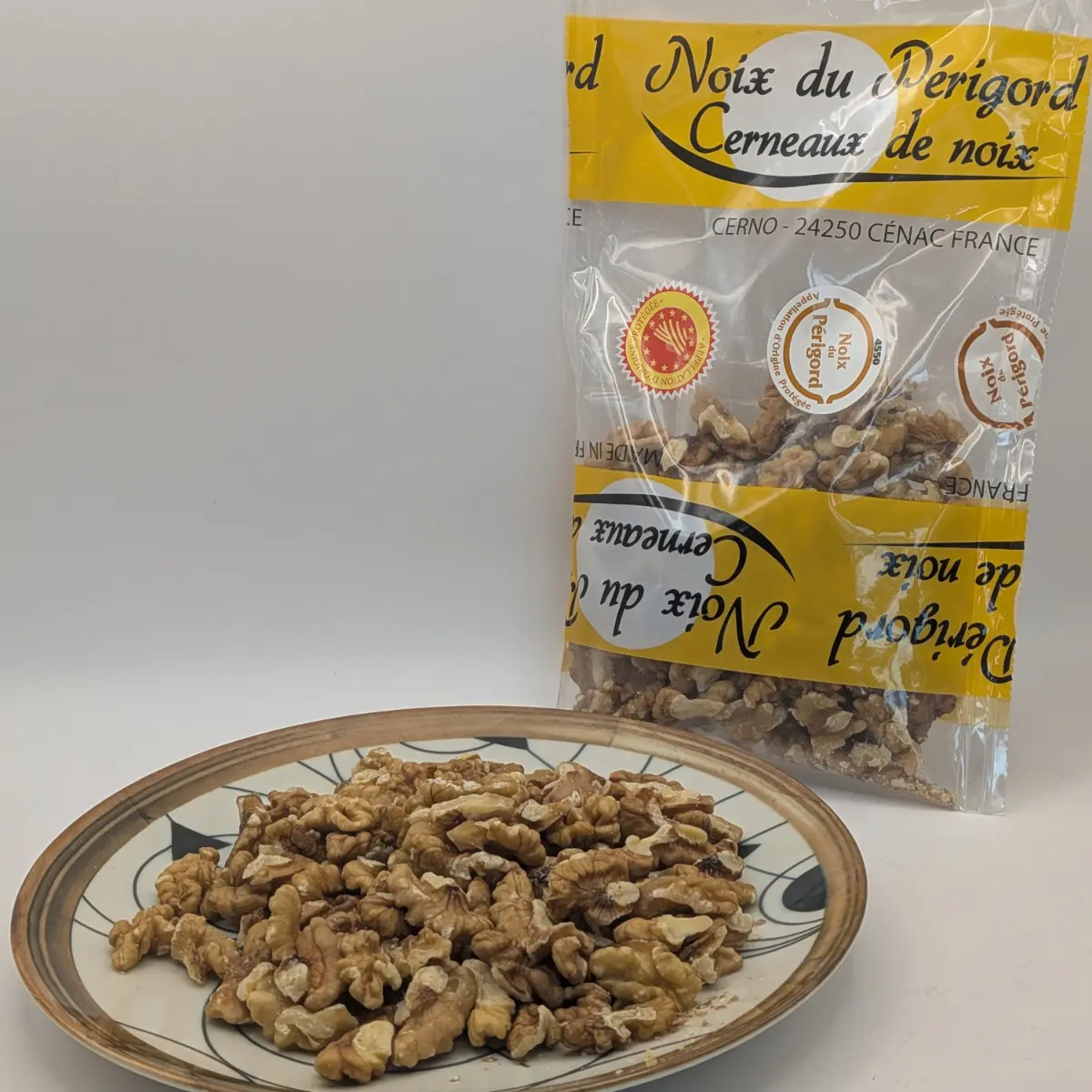 Cerneaux de noix du Périgord AOP en morceaux présentés dans une assiette
